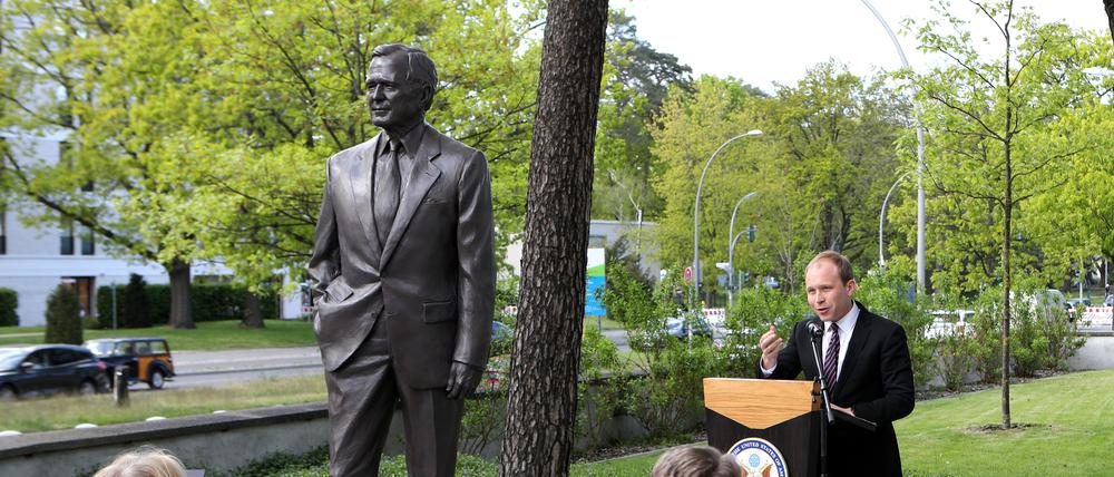 Der Bush-Enkel und die Statue.