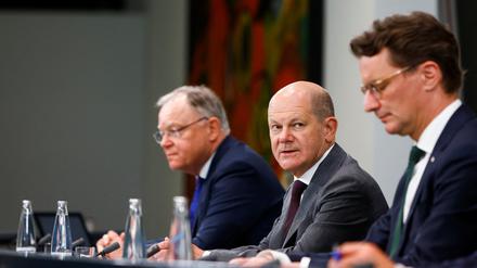 Nicht ganz einig: Kanzler Olaf Scholz zwischen Stephan Weil (links), Ministerpräsident von Niedersachsen, und Hendrik Wüst, Regierungschef in Nordrhein-Westfalen.
