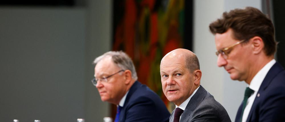 Nicht ganz einig: Kanzler Olaf Scholz zwischen Stephan Weil (links), Ministerpräsident von Niedersachsen, und Hendrik Wüst, Regierungschef in Nordrhein-Westfalen.
