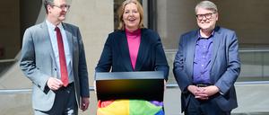 Raphael Gross (l-r), Präsident der Stiftung Deutsches Historisches Museum, Bärbel Bas (SPD), Präsidentin des Deutschen Bundestages und Fritz Backhaus, Sammlungsdirektor der Stiftung Deutsches Historisches Museum.