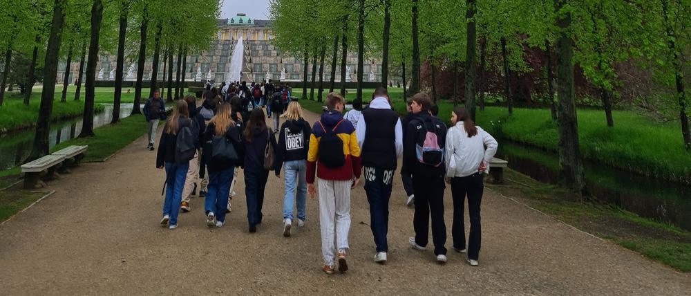 Schüleraustausch in Potsdam: Gemeinsam besuchte man das Schloss Sanssouci, anschließend gab es eine Fotorallye durch den Park.