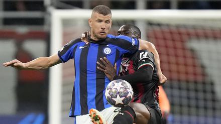 Edin Dzeko von Inter Mailand, im Vordergrund, und Fikayo Tomori vom AC Mailand kämpfen um den Ball.