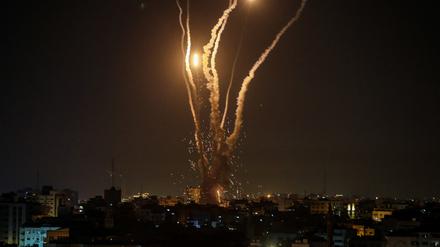 Raketen werden aus dem Gazastreifen in Richtung Israel abgefeuert. 