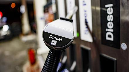 Eine Diesel-Zapfpistole an einer Tankstelle. 