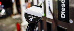 Eine Diesel-Zapfpistole an einer Tankstelle. 