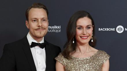 Sanna Marin, Ministerpräsidentin von Finnland, und ihr Ehemann Markus Räikkönen auf dem roten Teppich bei der Verleihung der Emma Awards für die Musikindustrie. (Archivbild 06.05.2022)