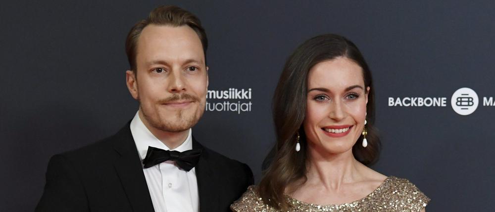 Sanna Marin, Ministerpräsidentin von Finnland, und ihr Ehemann Markus Räikkönen auf dem roten Teppich bei der Verleihung der Emma Awards für die Musikindustrie. (Archivbild 06.05.2022)