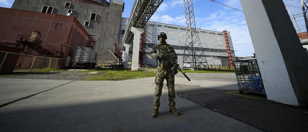 Auf diesem während einer vom russischen Verteidigungsministerium organisierten Reise aufgenommenen Foto bewacht ein russischer Soldat einen Bereich des Kernkraftwerks Saporischschja.