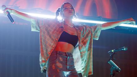 Nina Chuba, 24,  war erst Schauspielerin und ist jetzt Popstar. Sie wohnt in Prenzlauer Berg.