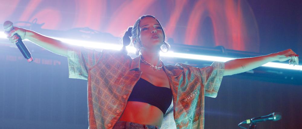 Nina Chuba, 24, war erst Schauspielerin und ist jetzt Popstar. Sie wohnt in Prenzlauer Berg.
