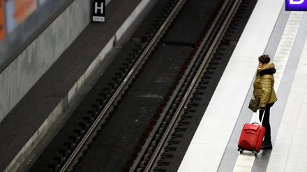 Warten auf die Bahn: Im vergangenen Jahr war jeder dritte Fernzug unpünktlich. 