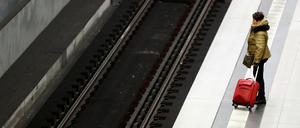 Warten auf die Bahn: Im vergangenen Jahr war jeder dritte Fernzug unpünktlich. 