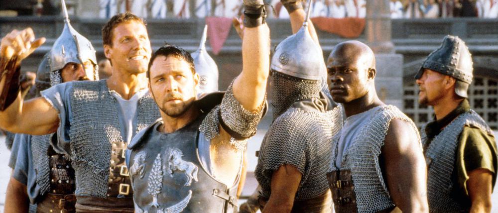 Ralf Moeller (l.) an der Seite von Russell Crowe in dem Hollywood-Klassiker „Gladiator“. Moeller schlug direkt nach seiner Bodybuilder-Karriere eine Laufbahn als Schauspieler ein.