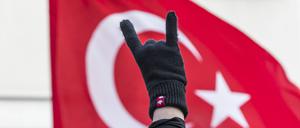 Der unter Anhängern der rechtsextremistischen Grauen Wölfe verbreitete Wolfsgruß (Symbolbild).