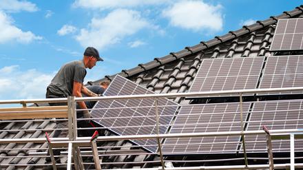 Nicht nur die Umwelt schonen, sondern auch
niedrigere Stromkosten und Unabhängigkeit von den Energiekonzernen – das verspricht Enpal seinen Kunden. 