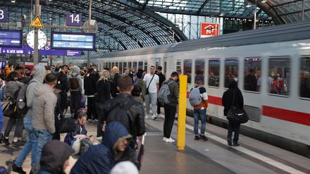 Reisende warten am Hauptbahnhof auf den Zug nach Amsterdam.