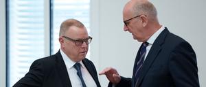 Innenminister Michael Stübgen (l, CDU) und Dietmar Woidke (r, SPD), Ministerpräsident von Brandenburg im Landtag 