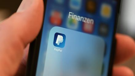 Die PayPal-App ist auf einem Smartphone zu sehen. 