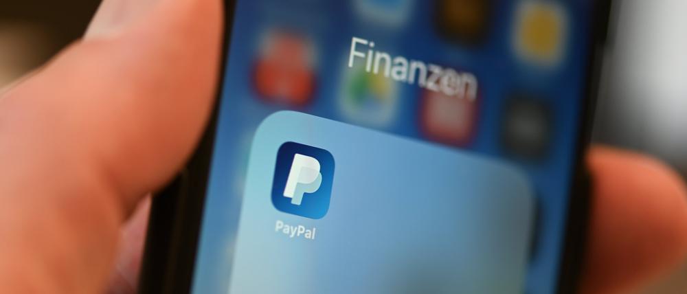 Die PayPal-App ist auf einem Smartphone zu sehen. 