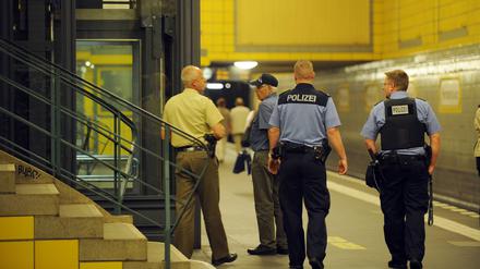 Streife der Polizei auf dem U-Bahnhof der U8 am Herrmannplatz (Symbolbild).