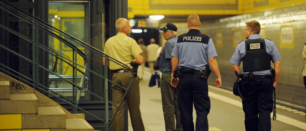 Streife der Polizei auf dem U-Bahnhof der U8 am Herrmannplatz (Symbolbild).