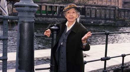 DIE LIEBENDEN VOM ALEXANDERPLATZ / Der Fernsehfilm der Woche Deutschland 2001 / Detlef Rönfeldt Nach 60 Jahren gibt es ein Wiedersehen mit ihrer Heimatstadt Berlin: Diese Reise lässt bei der Halbjüdin Ruth Levenstein (INGE MEYSEL) viele Erinnerungen hochkommen. V / Überschrift: DIE LIEBENDEN VOM ALEXANDERPLATZ / Deutschland 2001 Copyright: KPA !AUFNAHMEDATUM GESCHÄTZT! UnitedArchives00642120  