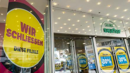Eine Filiale von Galeria Kaufhof, die schließen wird, wirbt mit Plakaten zu Rabattaktionen. 