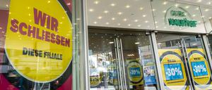 Eine Filiale von Galeria Kaufhof, die schließen wird, wirbt mit Plakaten zu Rabattaktionen. 