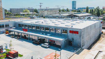 Der neue Rewe-Markt zwischen RAW-Gelände und Ostkreuz ist in Deutschland der erste Supermarkt, der zum Großteil aus Infraleichtbeton gebaut wurde.