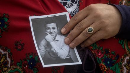 Foto des inhaftierten Selahattin Demirtas in der Hand einer Anhängerin im April 2018