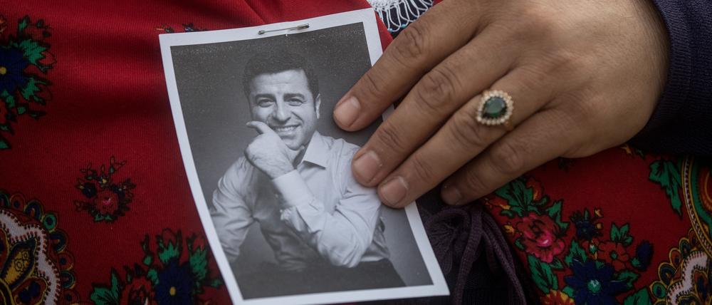 Foto des inhaftierten Selahattin Demirtas in der Hand einer Anhängerin im April 2018