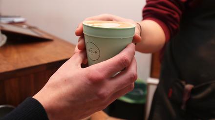 Potsdam, 27.01.2023 / Lokales / Die Espressonisten, Thema Pfandboxen statt Pappbecher, Mehrwegpflicht, Mehrwegbecher, Foto: Ottmar Winter PNN ACHTUNG: Foto ist ausschließlich für redaktionelle Berichterstattung der PNN und des TGSP! Eine kommerzielle Nutzung, z.B. Werbung, ist ausgeschlossen. Die Weitergabe an nicht autorisierte Dritte, insbesondere eine weitergehende Vermarktung über Bilddatenbanken, ist unzulässig.