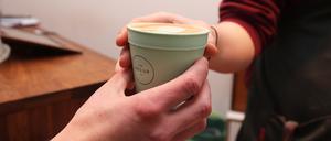 Potsdam, 27.01.2023 / Lokales / Die Espressonisten, Thema Pfandboxen statt Pappbecher, Mehrwegpflicht, Mehrwegbecher, Foto: Ottmar Winter PNN ACHTUNG: Foto ist ausschließlich für redaktionelle Berichterstattung der PNN und des TGSP! Eine kommerzielle Nutzung, z.B. Werbung, ist ausgeschlossen. Die Weitergabe an nicht autorisierte Dritte, insbesondere eine weitergehende Vermarktung über Bilddatenbanken, ist unzulässig.