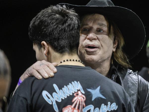 Schauspieler Mickey Rourke im Februar 2023 als Zuschauer bei einem Boxkampf
