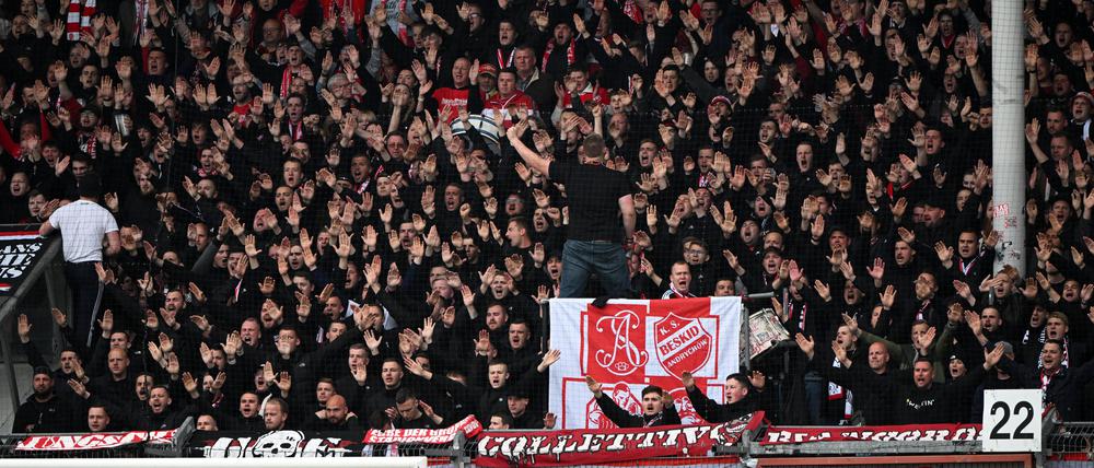 Die Cottbuser Nordkurve im Spiel gegen den BFC Dynamo aus Berlin.