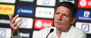 Cheftrainer Oliver Glasner spricht während der Pressekonferenz von Eintracht Frankfurt.