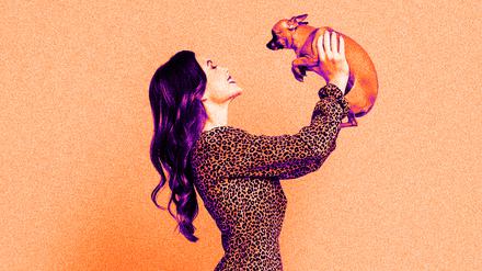 Wer hat den schöneren Pelz? Hund oder der Leopard auf dem Frauchen?