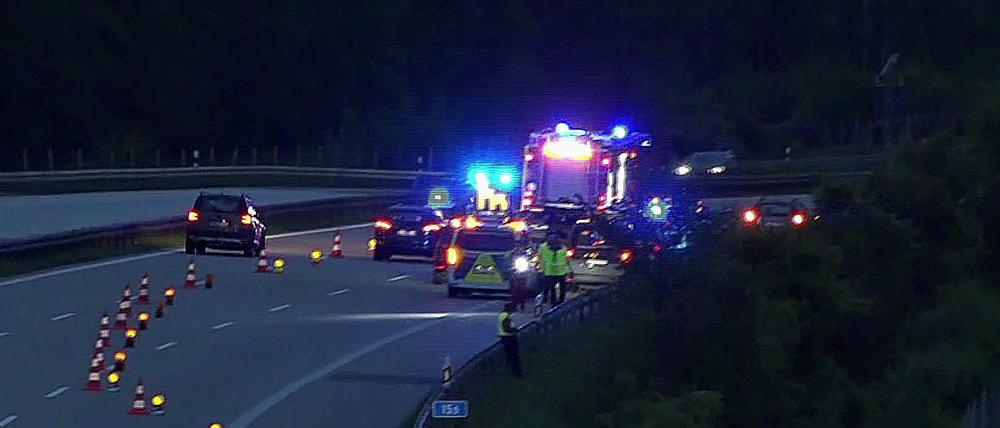 Noch immer tappt die Polizei im Dunkeln, was die Tötung einer Frau an der auf der A9 am vergangenen Mittwoch anbelangt.
