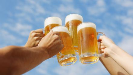 Bierkrüge beim Anstoßen.