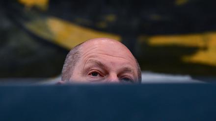 Kanzler Olaf Scholz in der Deckung. 