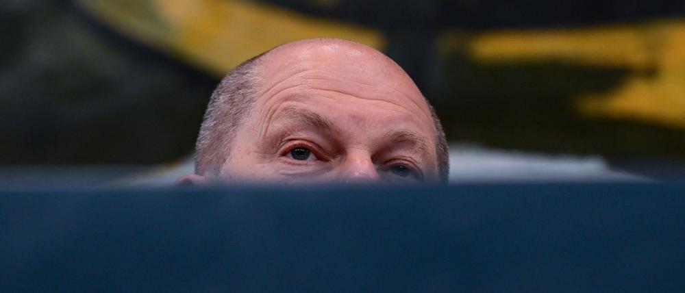 Kanzler Olaf Scholz in der Deckung. 
