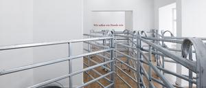 „Wir sollen wie Hunde sein“ – Ralf Ziervogels Ausstellung im Haus am Lützowplatz. Um die Kunst zu sehen, muss man erstmal die Absperrgitter passieren.