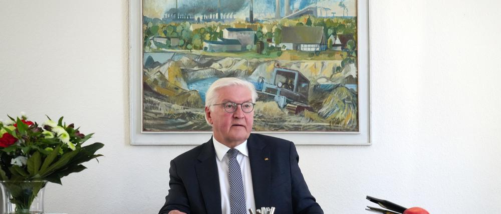 Bundespräsident Frank-Walter Steinmeier sitzt in seinem temporären Arbeitszimmer im Parkhotel in Senftenberg am Schreibtisch.
