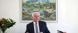  Bundespräsident Frank-Walter Steinmeier sitzt in seinem temporären Arbeitszimmer im Parkhotel in Senftenberg am Schreibtisch.
