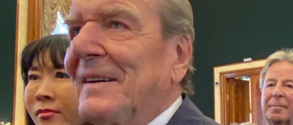 Feierstunde in schlechter Gesellschaft: Rolf Kutzmutz (hinten) mit Gerhard Schröder und dessen Gattin So-yeon Schröder-Kim (55) am Dienstagabend in der russischen Botschaft.