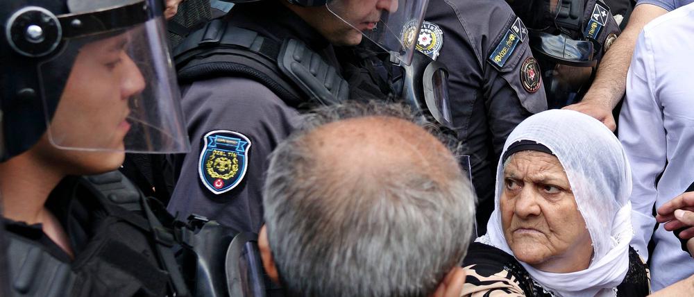Eine ältere kurdische Frau wird während einer Demonstration in Diyarbakir von der Polizei festgenommen.