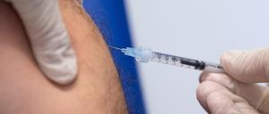 Ein Mitarbeiter impft einen Mann mit dem Impfstoff gegen Mpox.