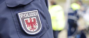 Wappen der Polizei Brandenburg an der Polizeiuniform. 