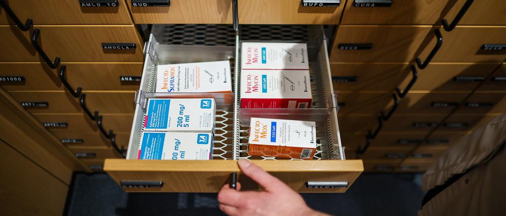 Vor allem bei Antibiotikasäften für Kinder werden die Engpässe besonders deutlich.