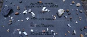 Auf einer Gedenktafel auf dem Gelände der Gedenkstätte des ehemaligen Konzentrationslagers Bergen-Belsen wird auch an die Zeugen Jehovas als Opfer des Nationalsozialismus erinnert.